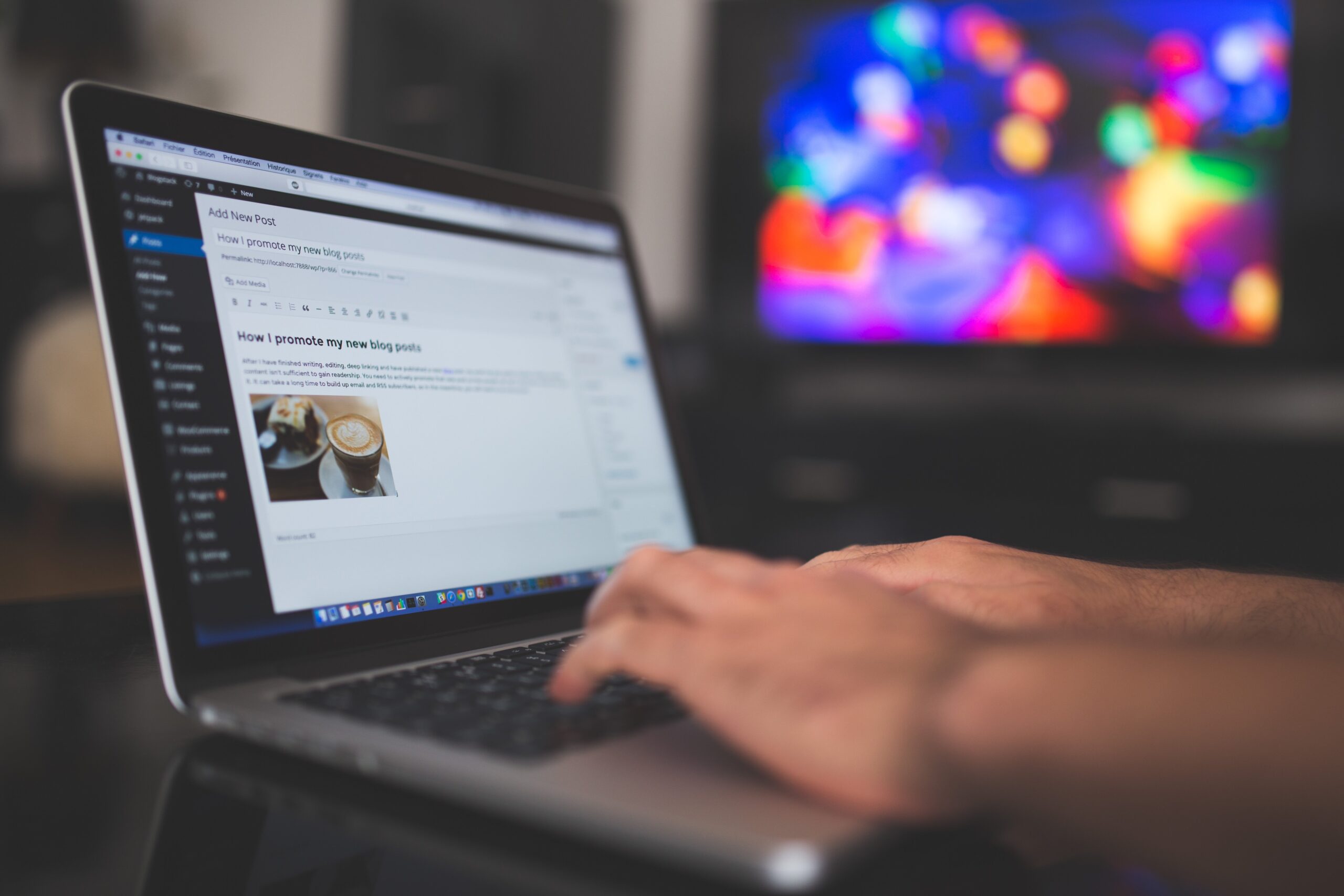 Blogging Vs Vlogging: Deep Comparison for Beginners